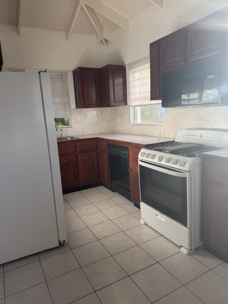 Kitchen 2 bed 2.5 bath & Pool – Crosbies