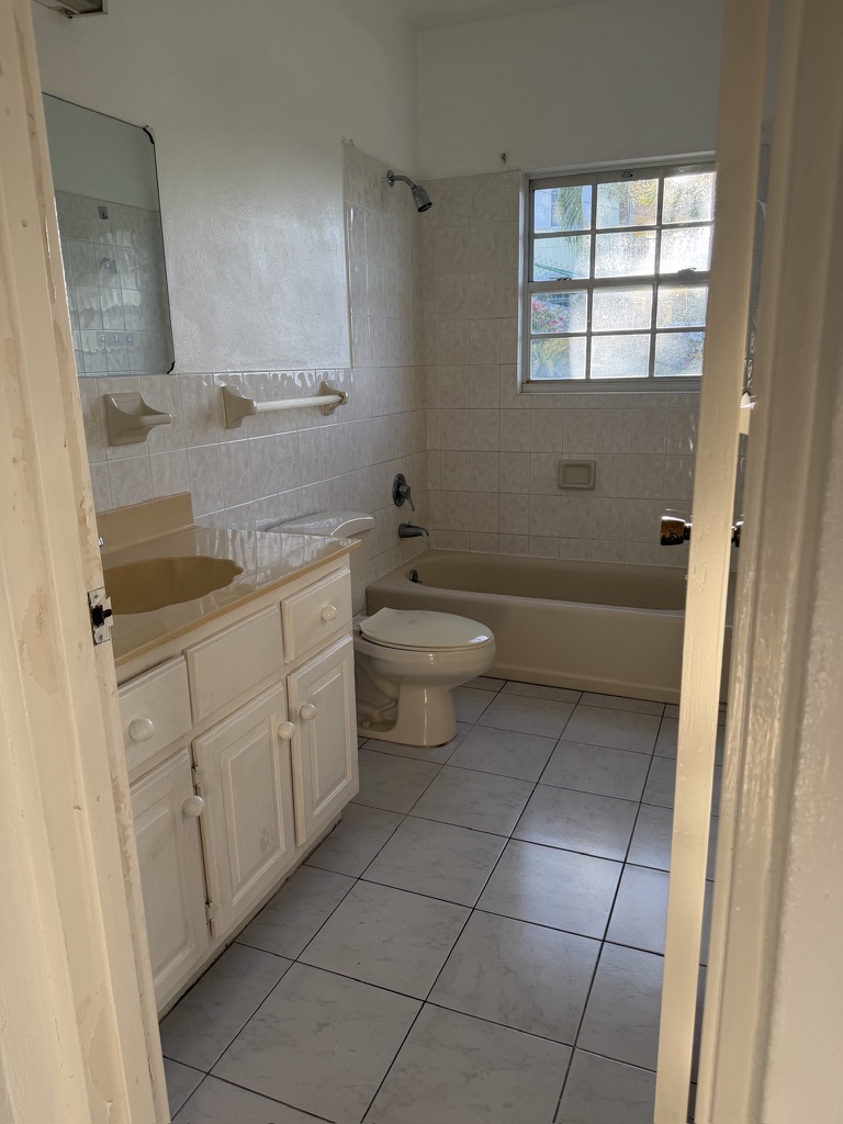 bathroom 2 2 bed 2.5 bath & Pool – Crosbies
