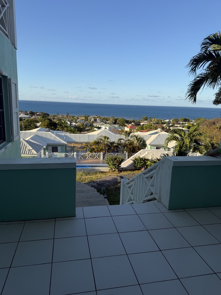 downstairs patio 2 bed 2.5 bath & Pool – Crosbies